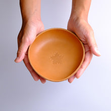画像をギャラリービューアに読み込む, 盆皿 (Handmade Leather bowl) キャメル・型押し
